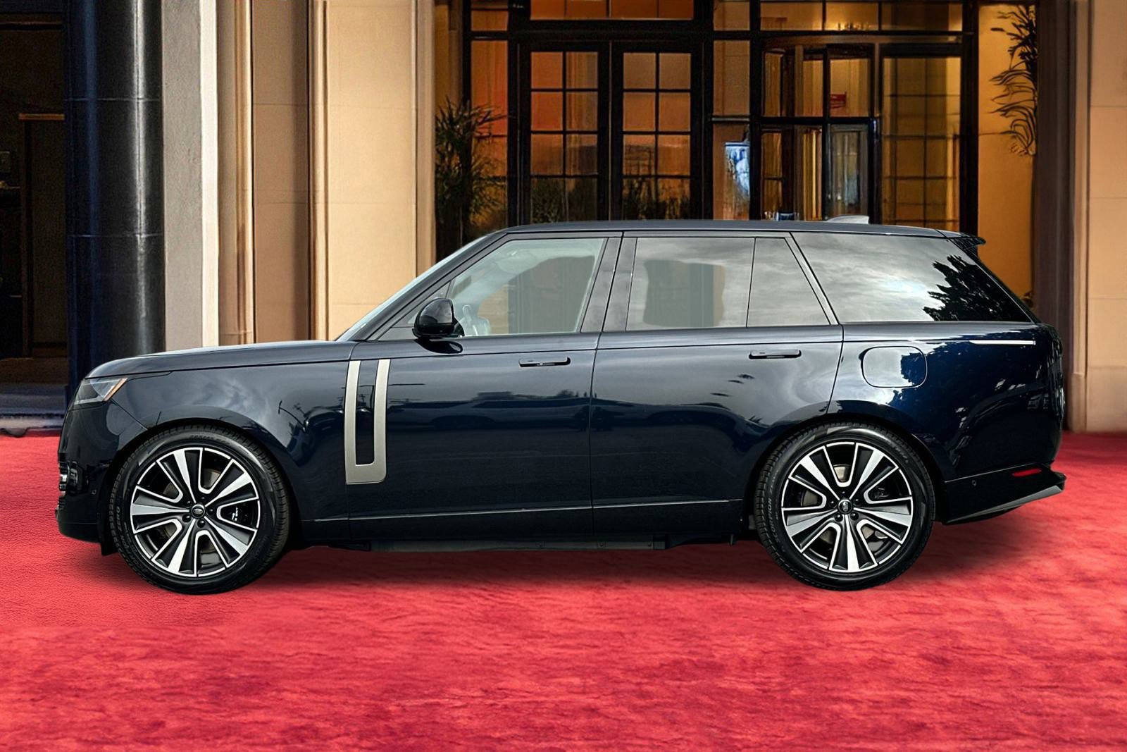 2025 Land Rover Range Rover SE photo 2