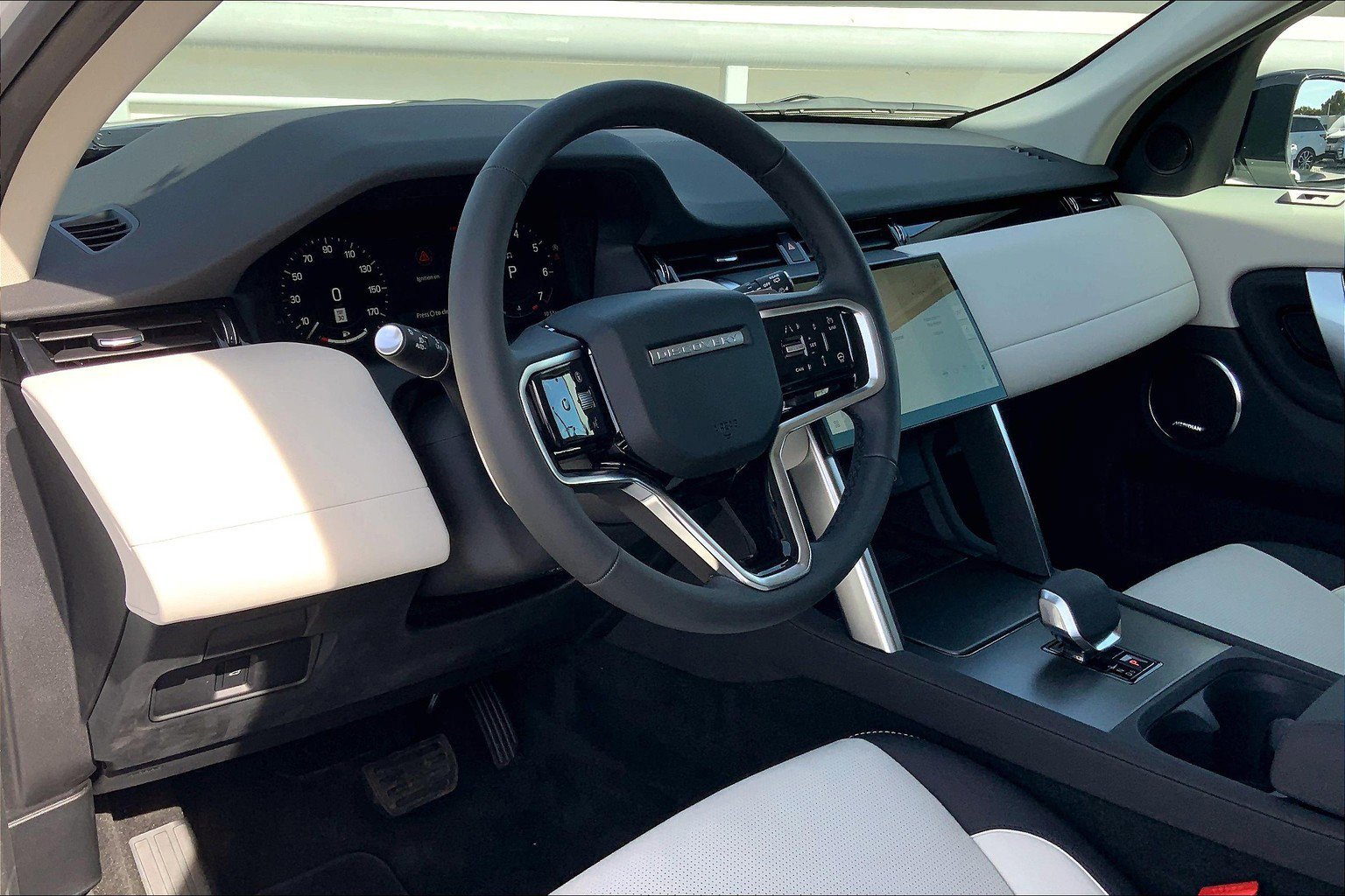 2025 Land Rover Discovery Sport S photo 4