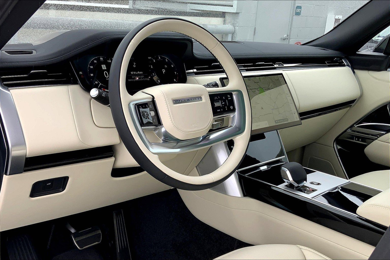 2025 Land Rover Range Rover SE photo 3