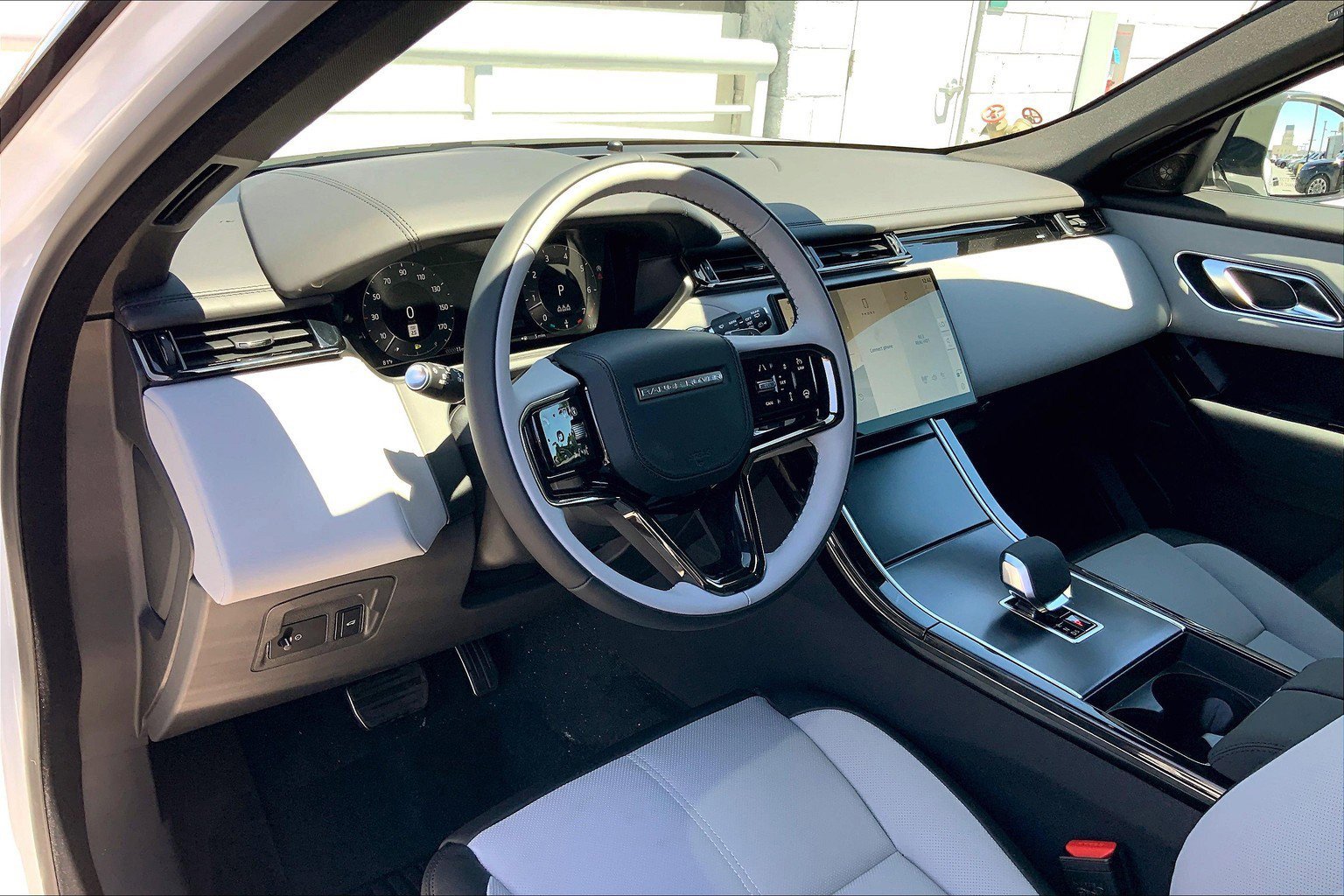 2026 Land Rover Range Rover Velar P250 Dynamic SE photo 4