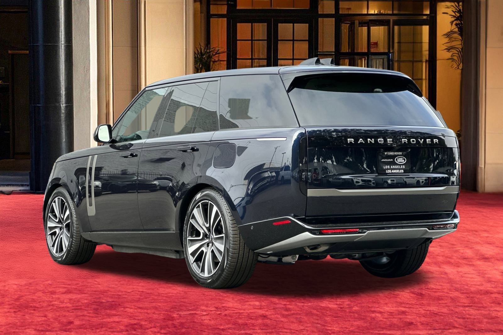 2025 Land Rover Range Rover SE photo 3