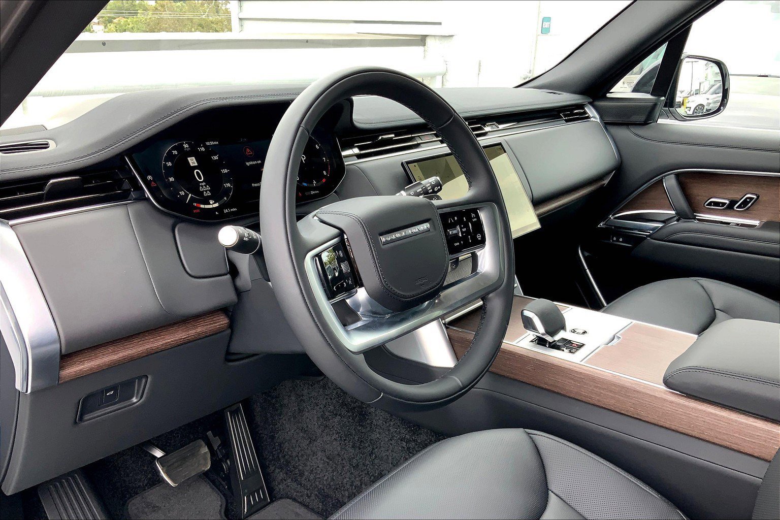 2025 Land Rover Range Rover SE photo 3