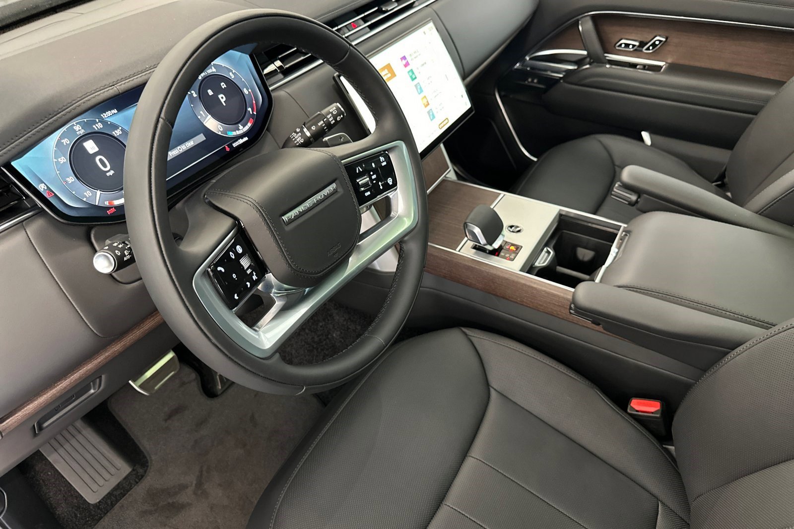 2025 Land Rover Range Rover SE photo 3
