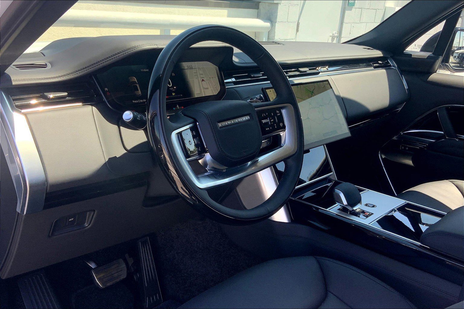 2025 Land Rover Range Rover SE photo 4