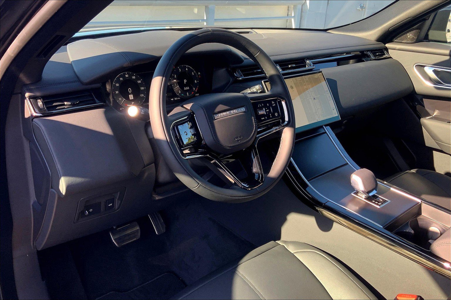 2026 Land Rover Range Rover Velar P400 Dynamic SE photo 4