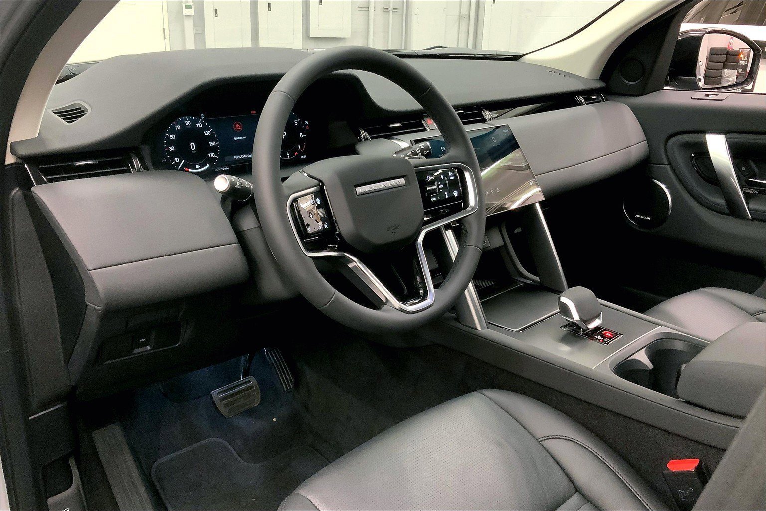 2025 Land Rover Discovery Sport S photo 3