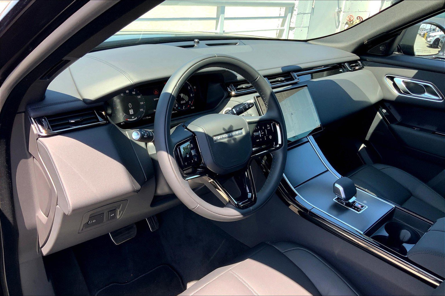 2026 Land Rover Range Rover Velar SE photo 4