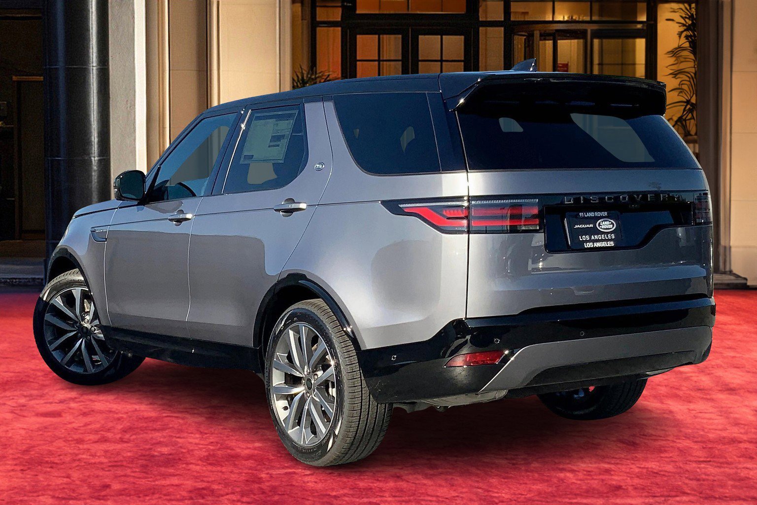 2025 Land Rover Discovery SE photo 2