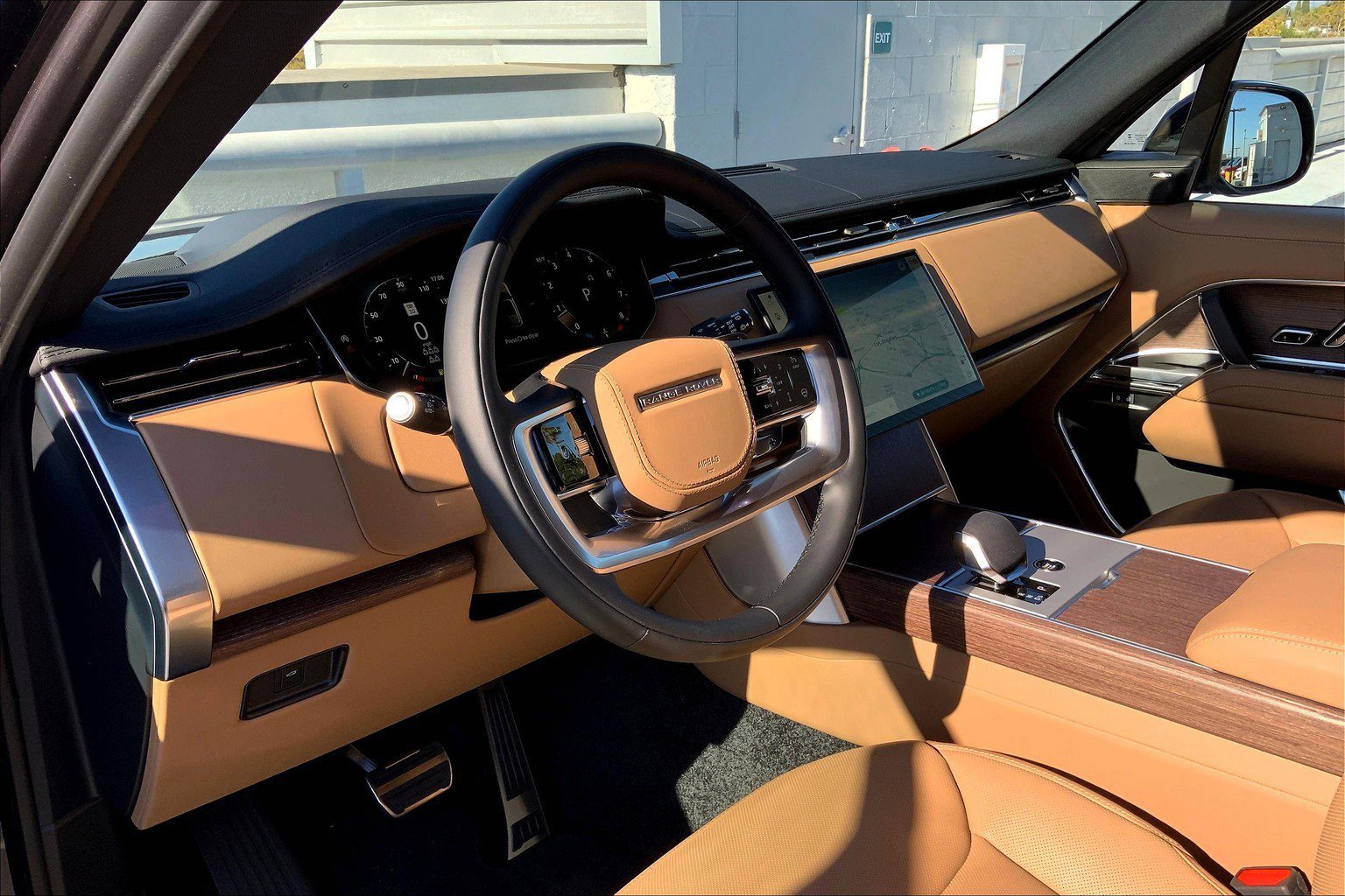 2025 Land Rover Range Rover SE photo 3