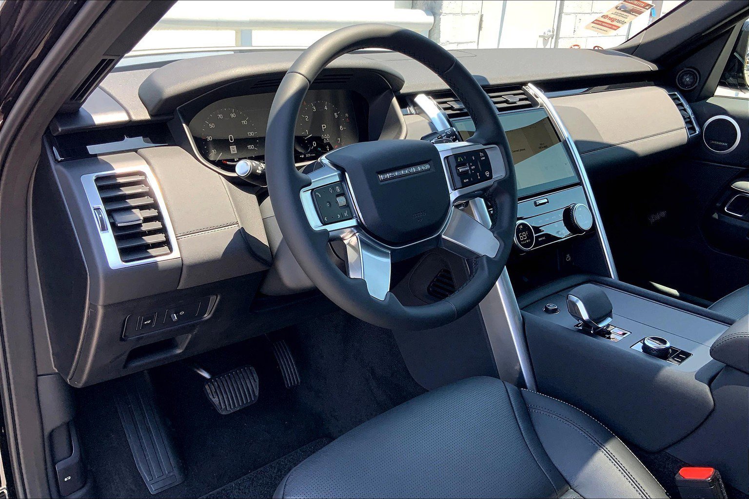 2025 Land Rover Discovery P300 S photo 3