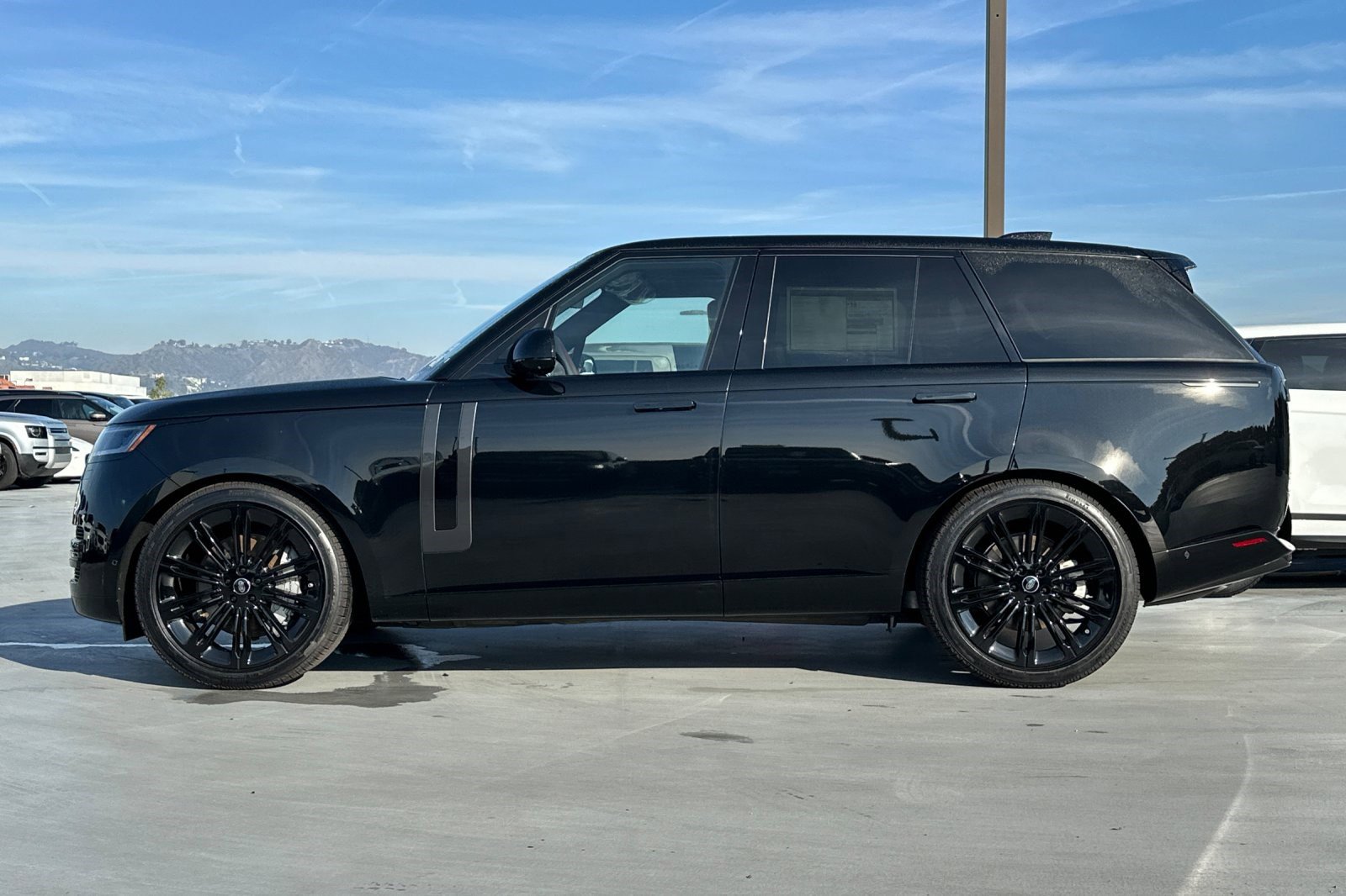 2025 Land Rover Range Rover SE photo 2