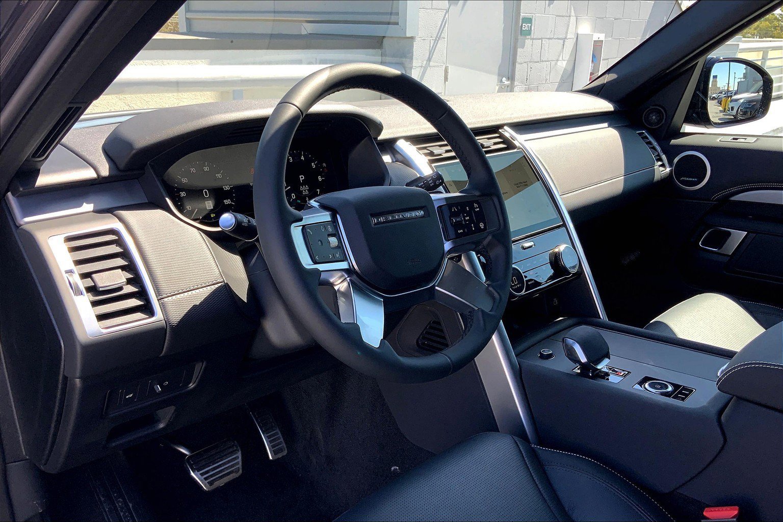 2025 Land Rover Discovery SE photo 3