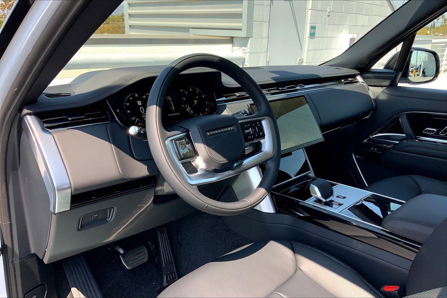 2025 Land Rover Range Rover SE photo 3