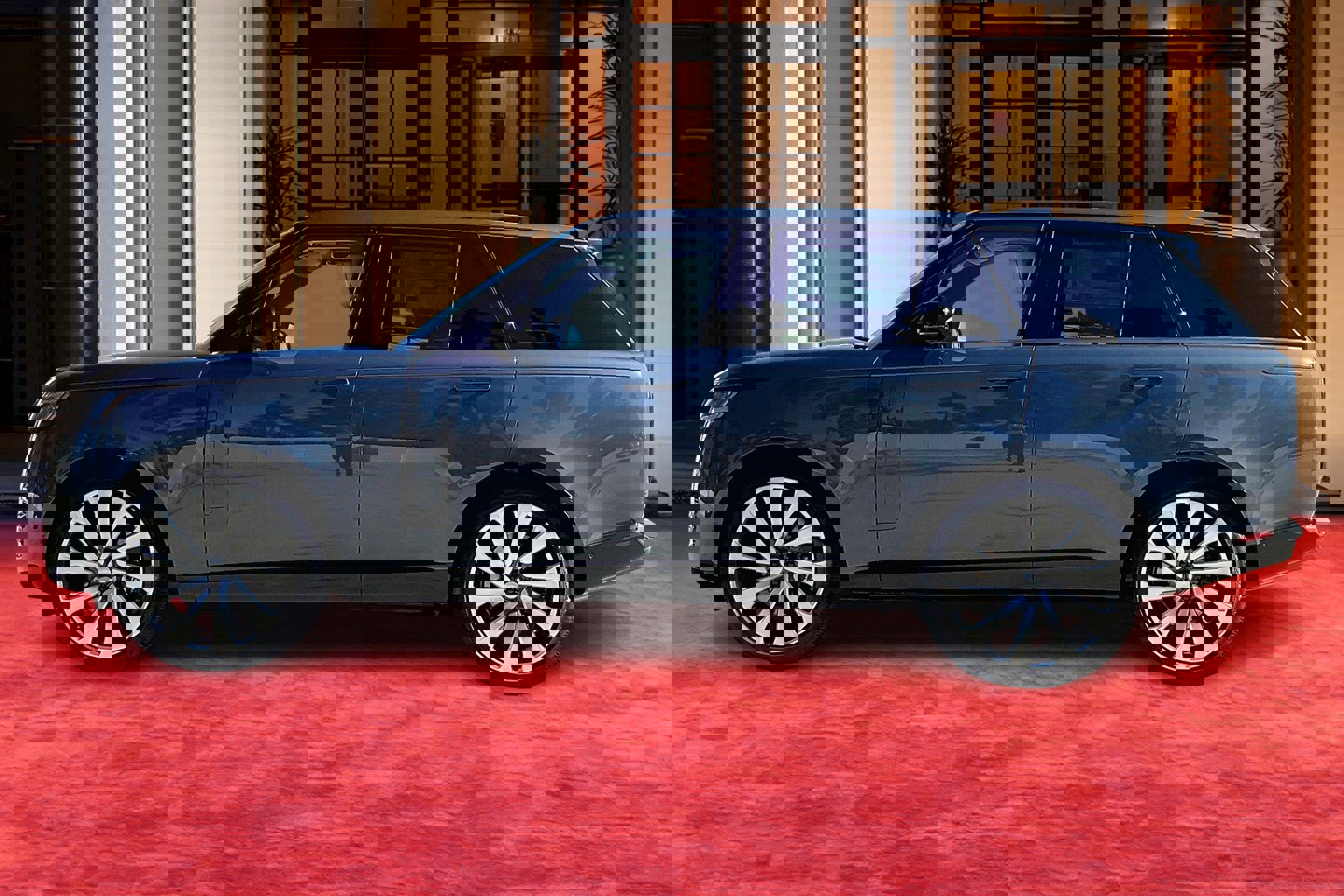 2025 Land Rover Range Rover SE photo 3