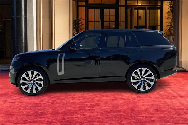 2025 Land Rover Range Rover SE photo 3