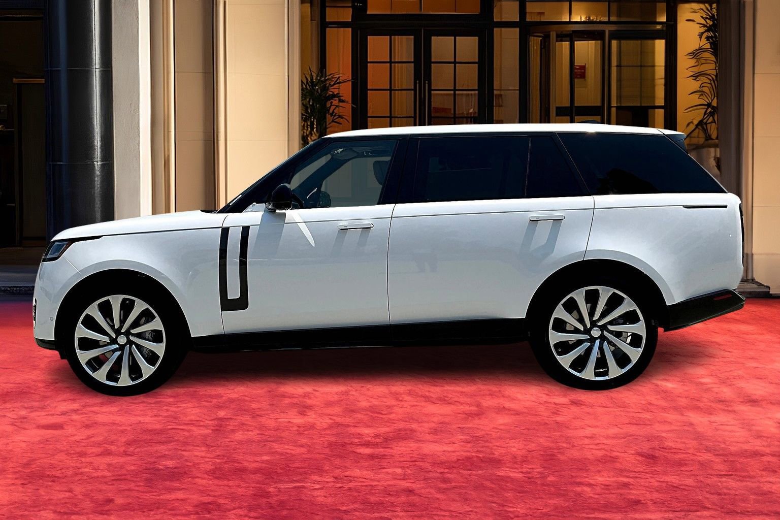2025 Land Rover Range Rover SE photo 3