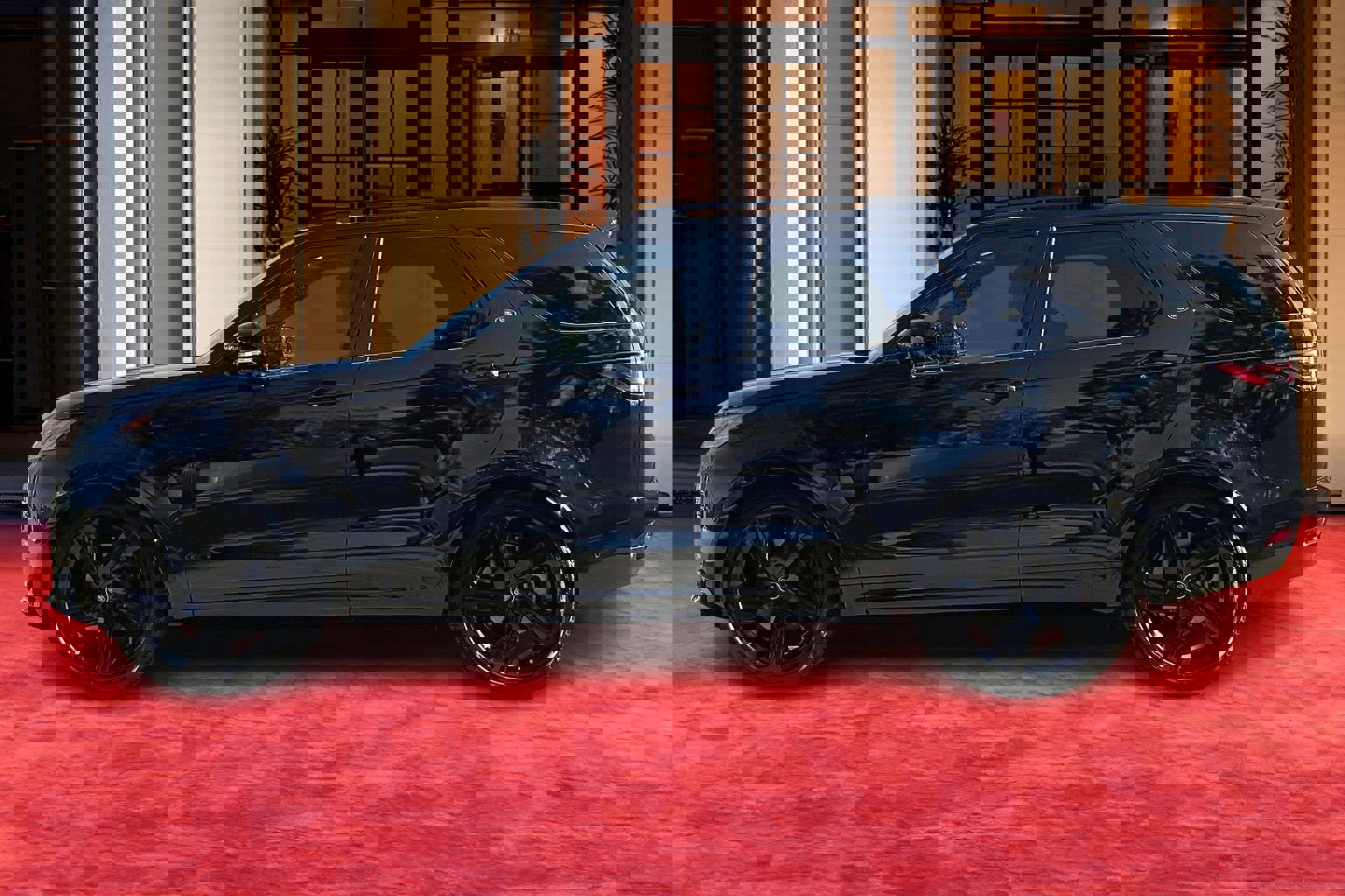 2026 Land Rover Discovery photo 2