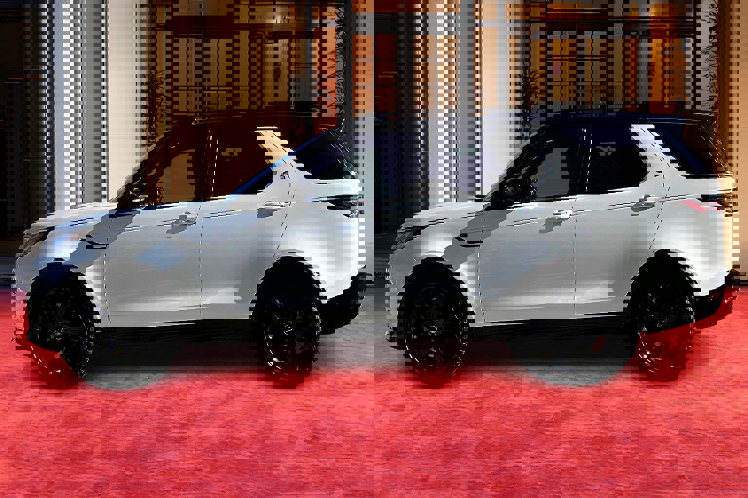 2026 Land Rover Discovery photo 3