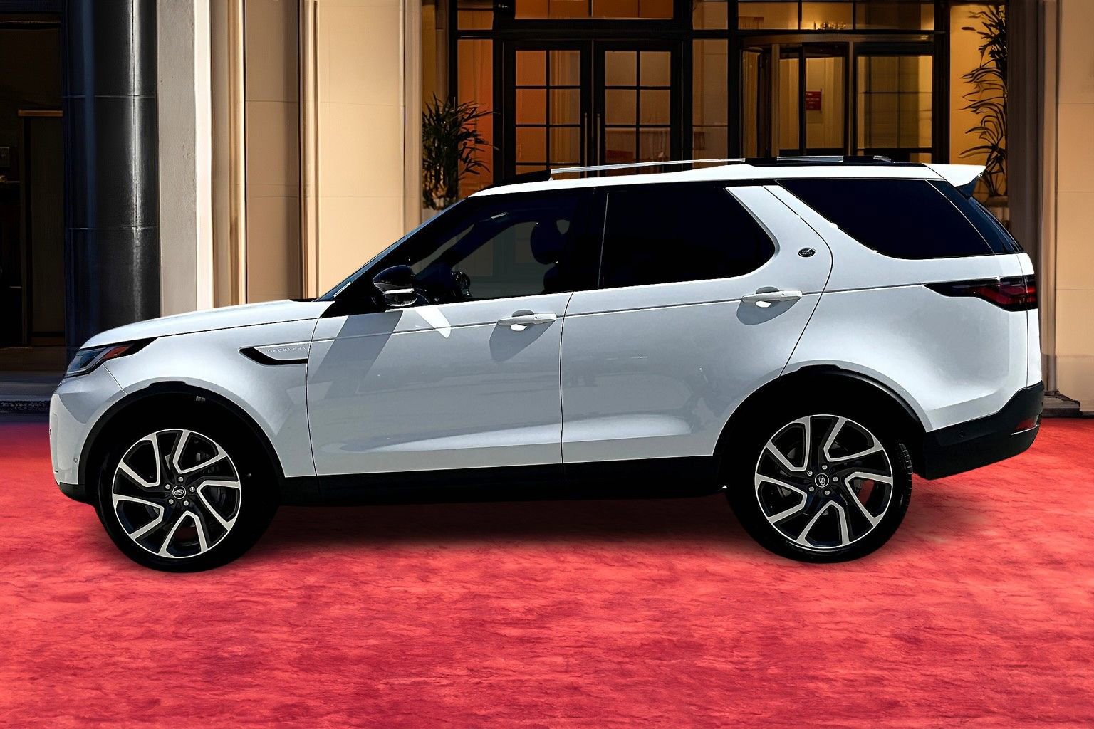 2025 Land Rover Discovery P300 S photo 3