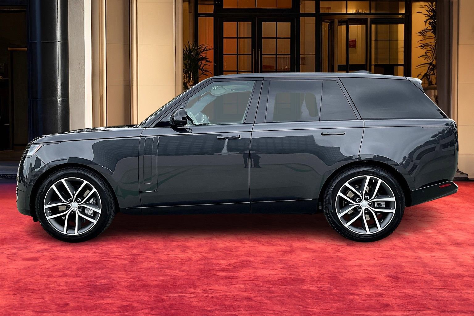 2025 Land Rover Range Rover SE photo 3