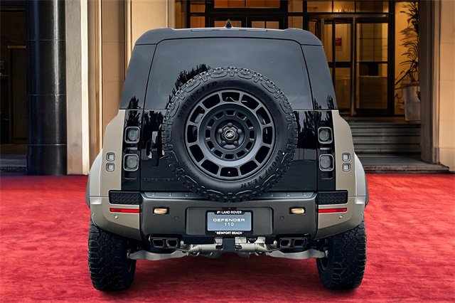 2025 Land Rover Defender 110 photo 3