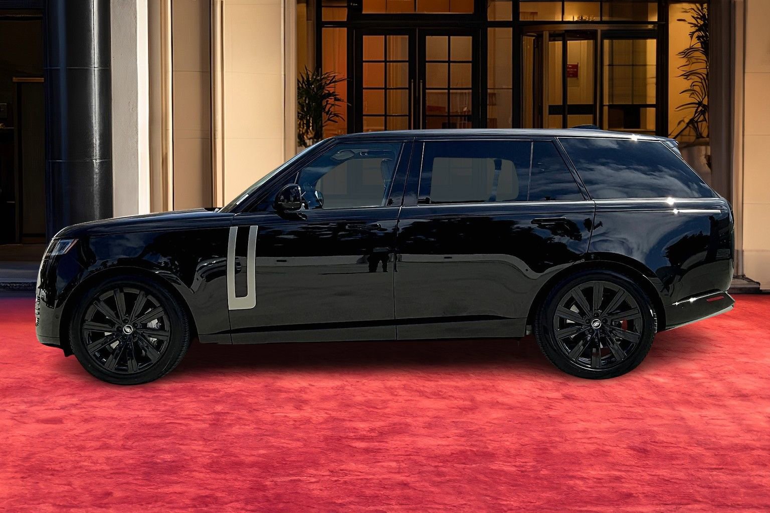 2025 Land Rover Range Rover SE photo 3