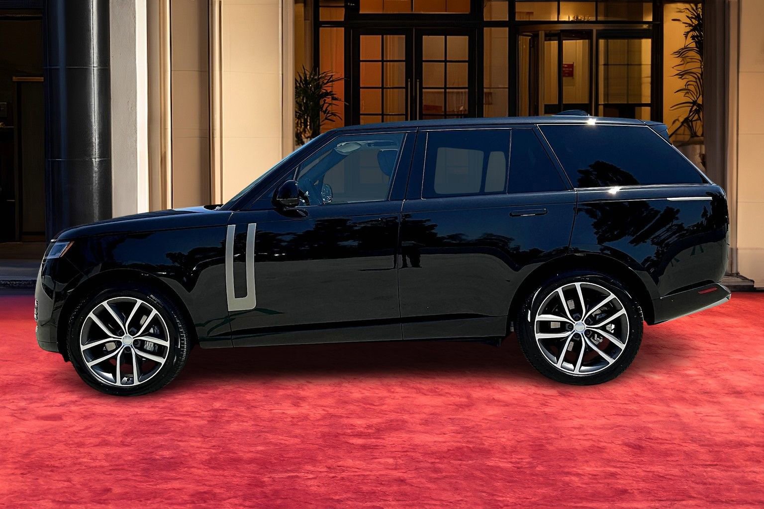 2025 Land Rover Range Rover SE photo 3