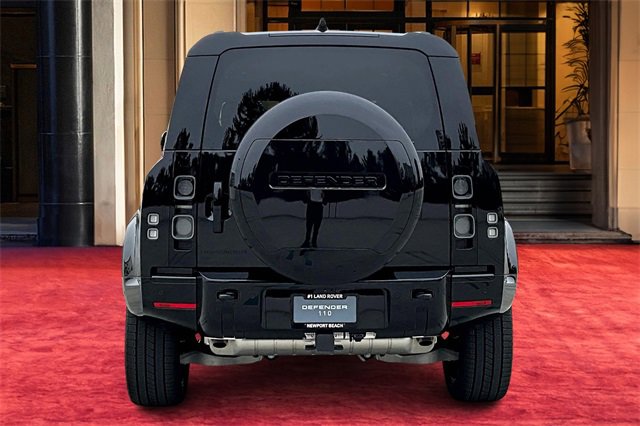 2025 Land Rover Defender 110 photo 4