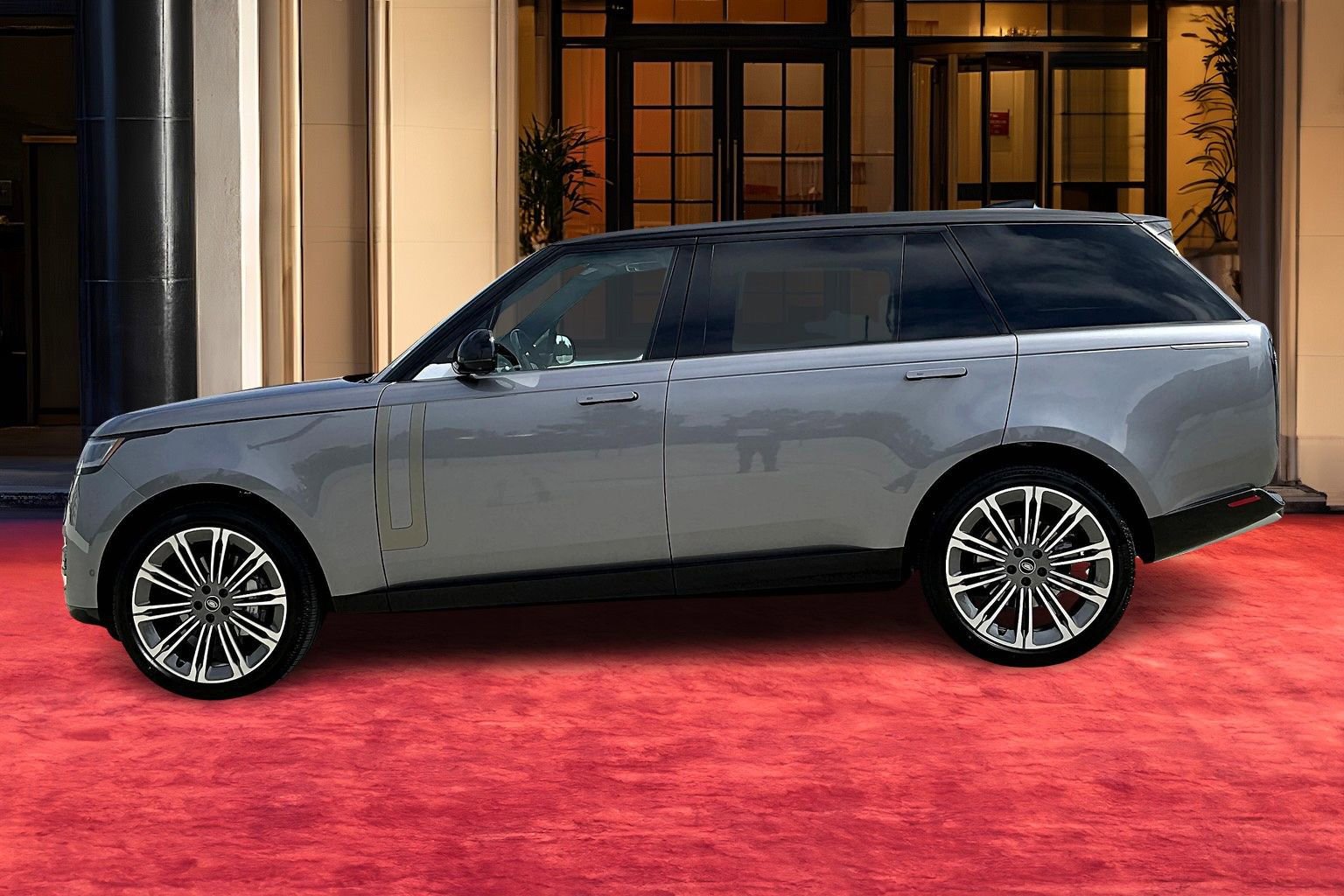 2025 Land Rover Range Rover SE photo 3