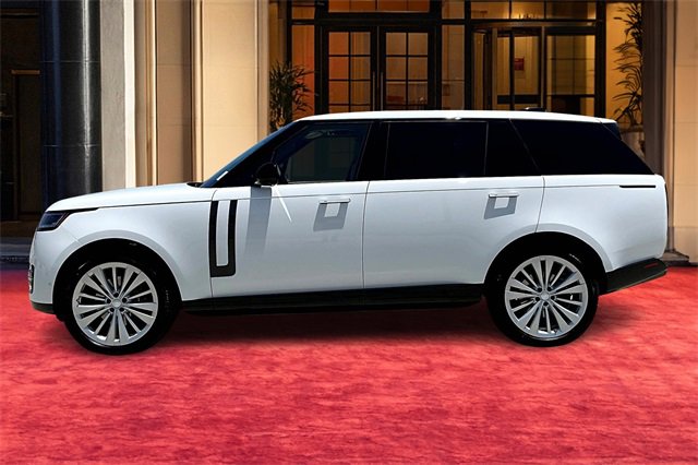 2025 Land Rover Range Rover SE photo 3
