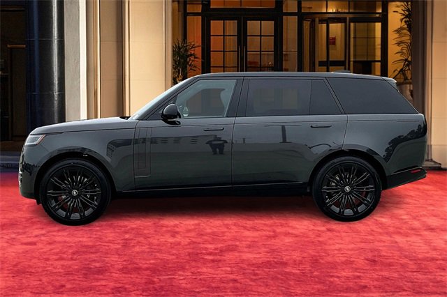 2025 Land Rover Range Rover SE photo 3
