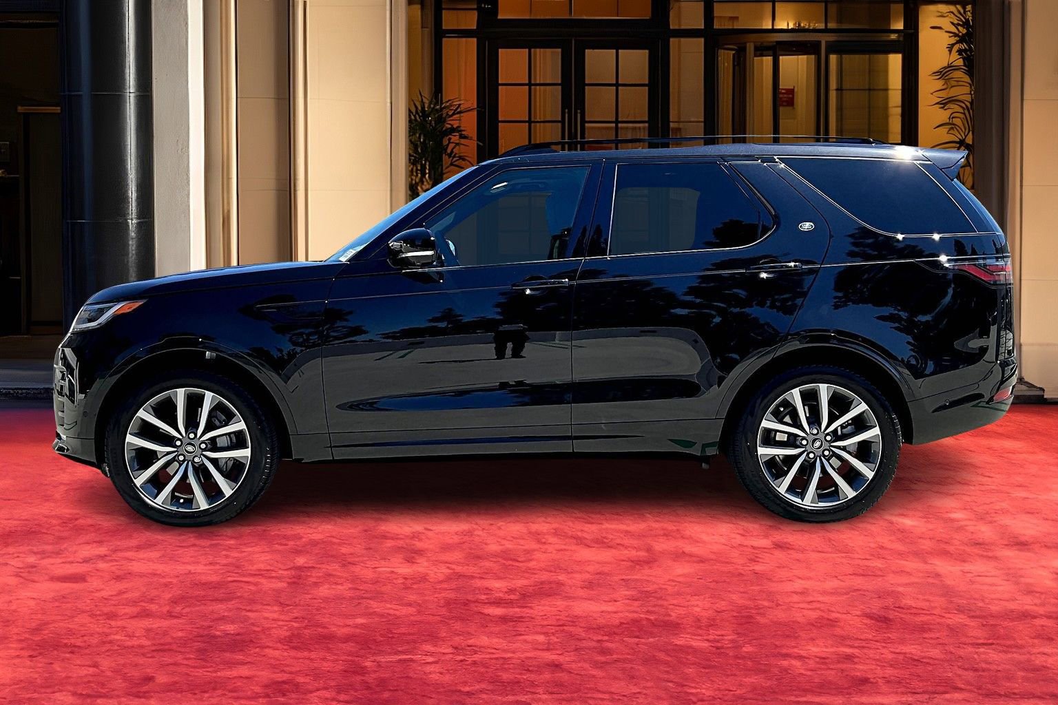 2025 Land Rover Discovery P300 Dynamic SE photo 3