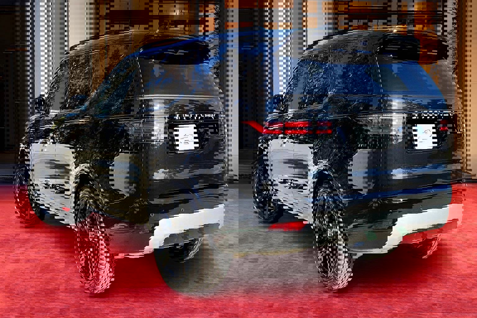 2026 Land Rover Discovery photo 2