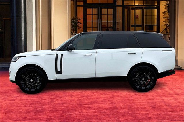 2025 Land Rover Range Rover SE photo 3