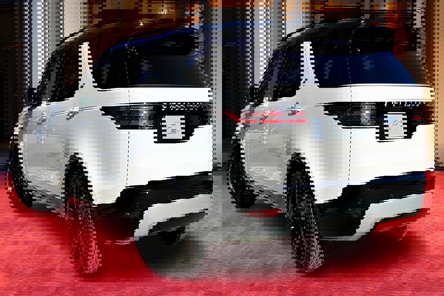 2026 Land Rover Discovery photo 2