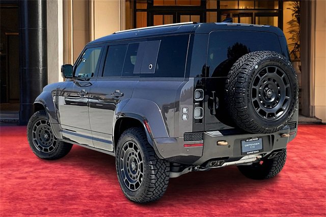 2025 Land Rover Defender 110 photo 2
