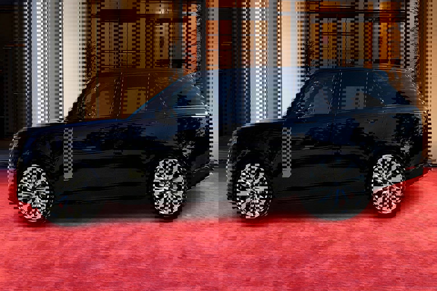 2025 Land Rover Range Rover SE photo 2