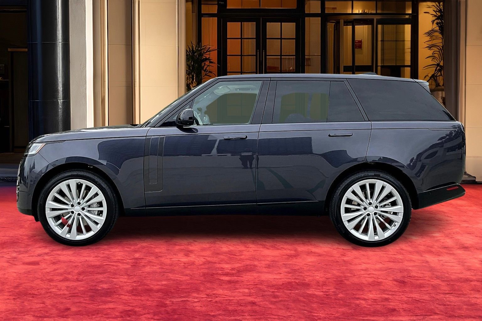 2025 Land Rover Range Rover SE photo 3