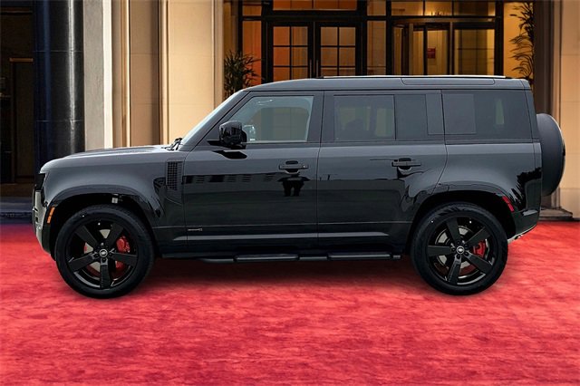 2025 Land Rover Defender 110 photo 3