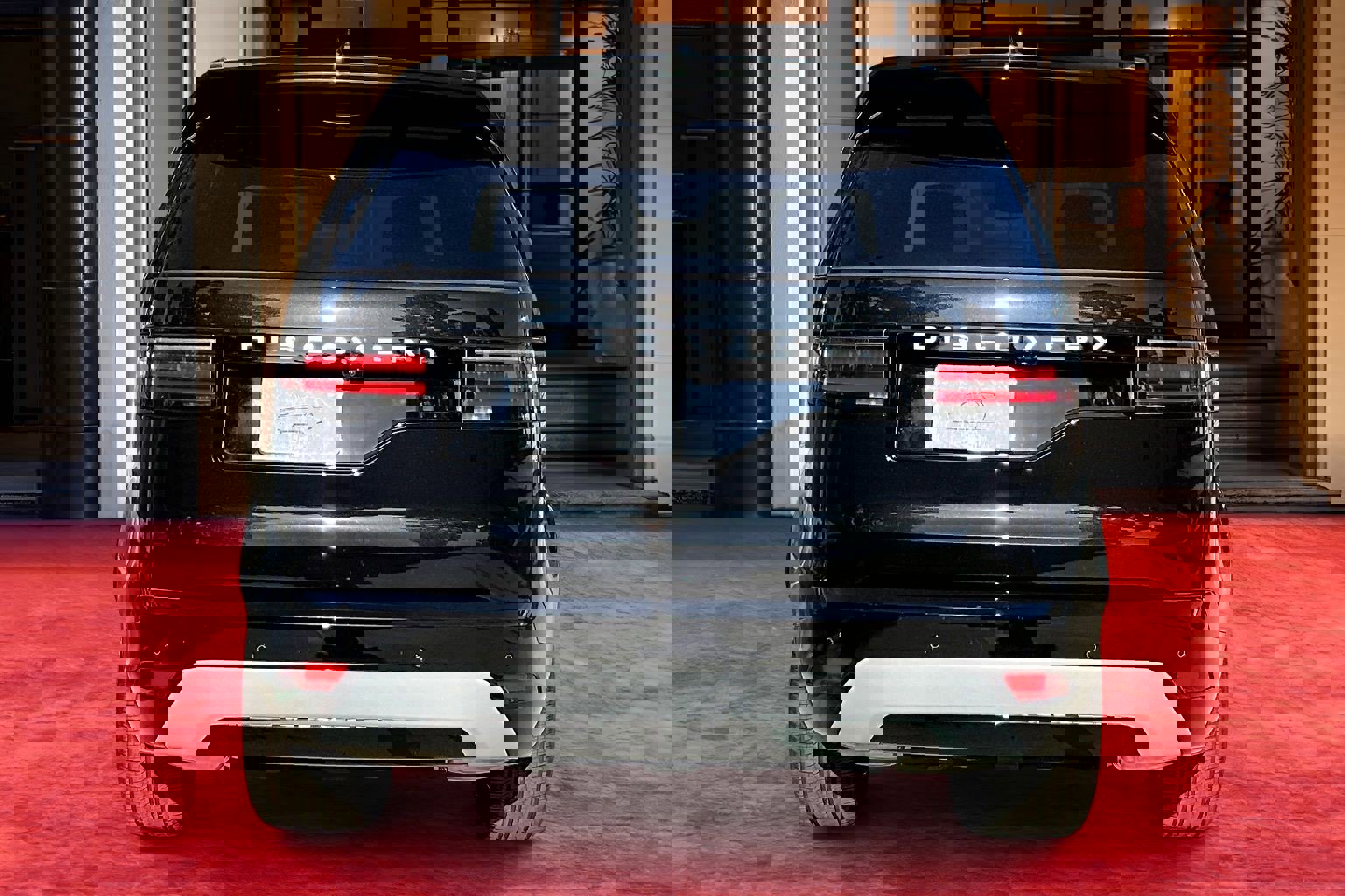 2026 Land Rover Discovery photo 3