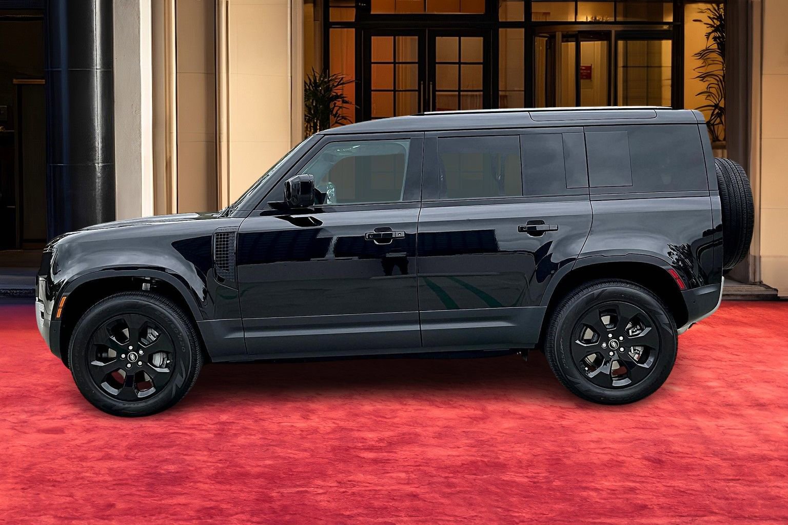 2025 Land Rover Defender 110 S photo 2