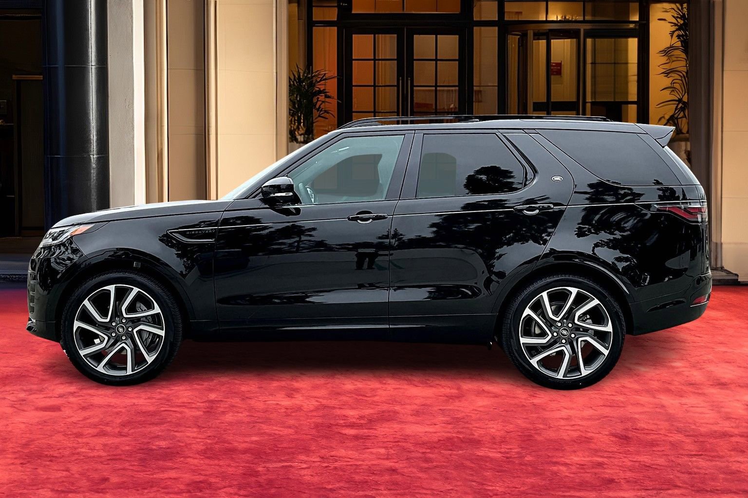 2025 Land Rover Discovery P300 Dynamic SE photo 3