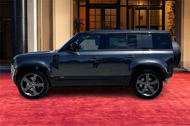 2025 Land Rover Defender 110 V8 photo 3