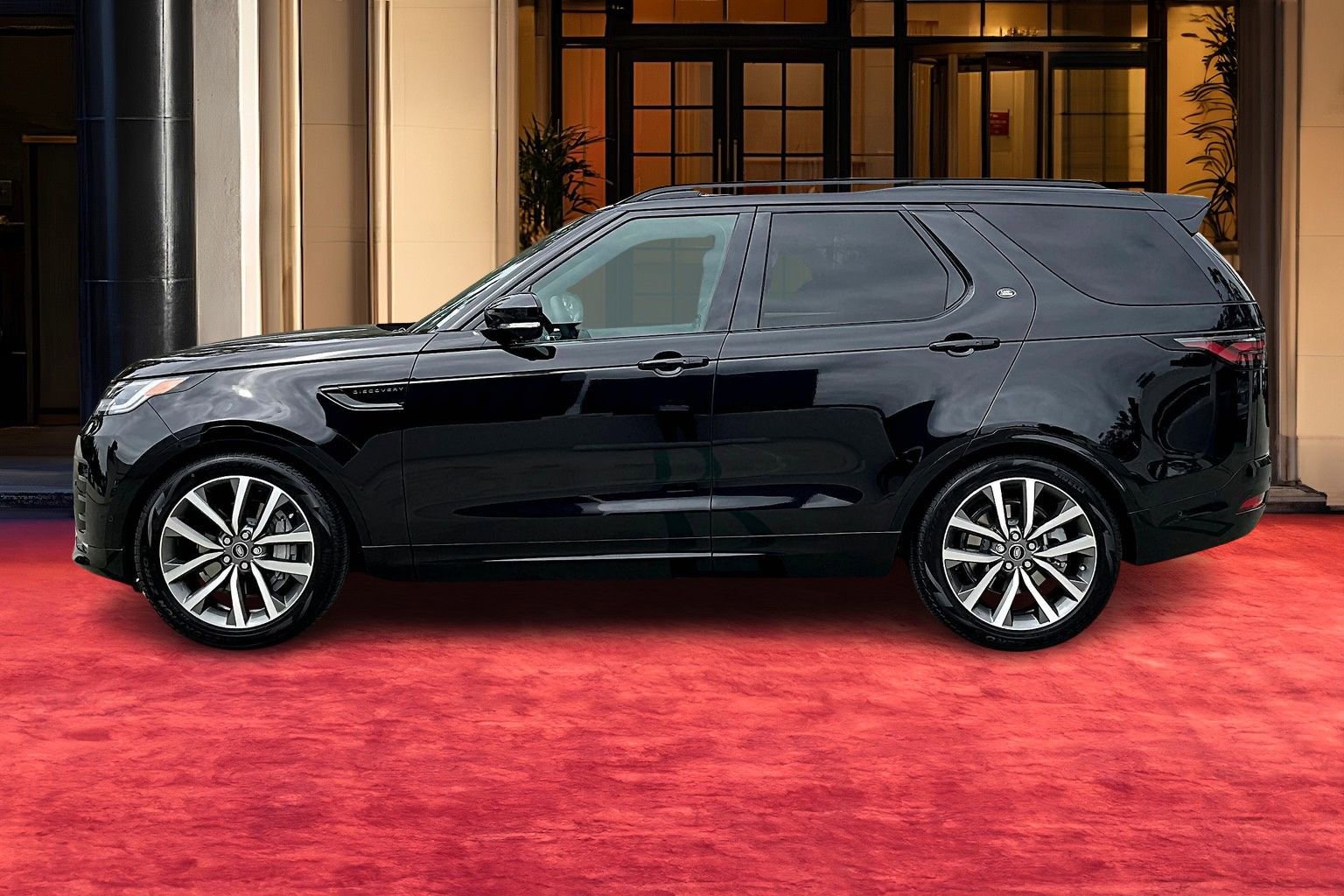 2025 Land Rover Discovery P300 Dynamic SE photo 2