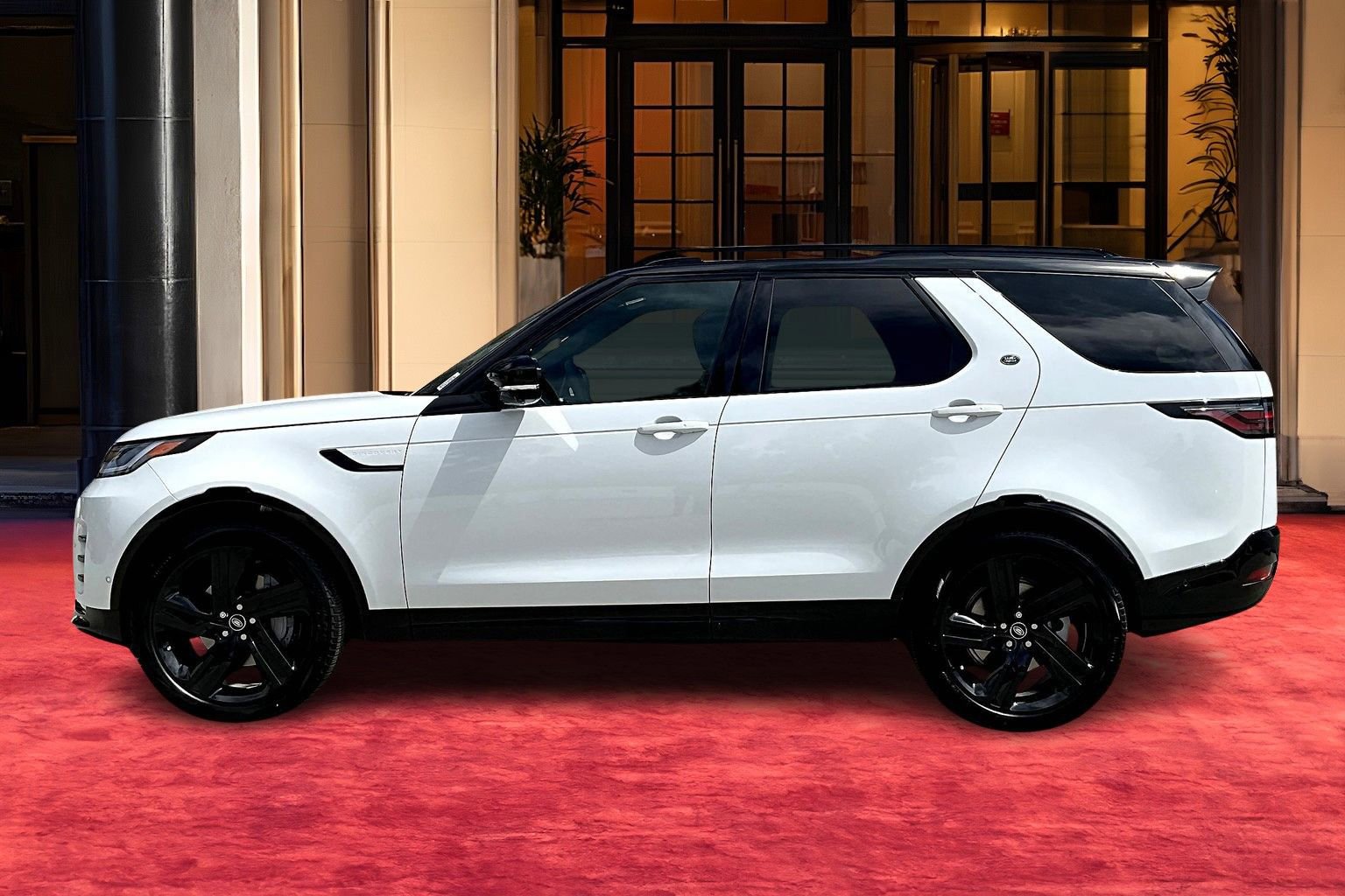 2025 Land Rover Discovery SE photo 2