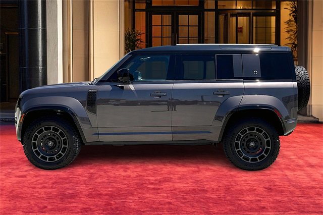 2025 Land Rover Defender 110 photo 3