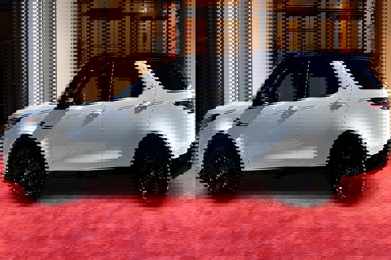 2026 Land Rover Discovery photo 3