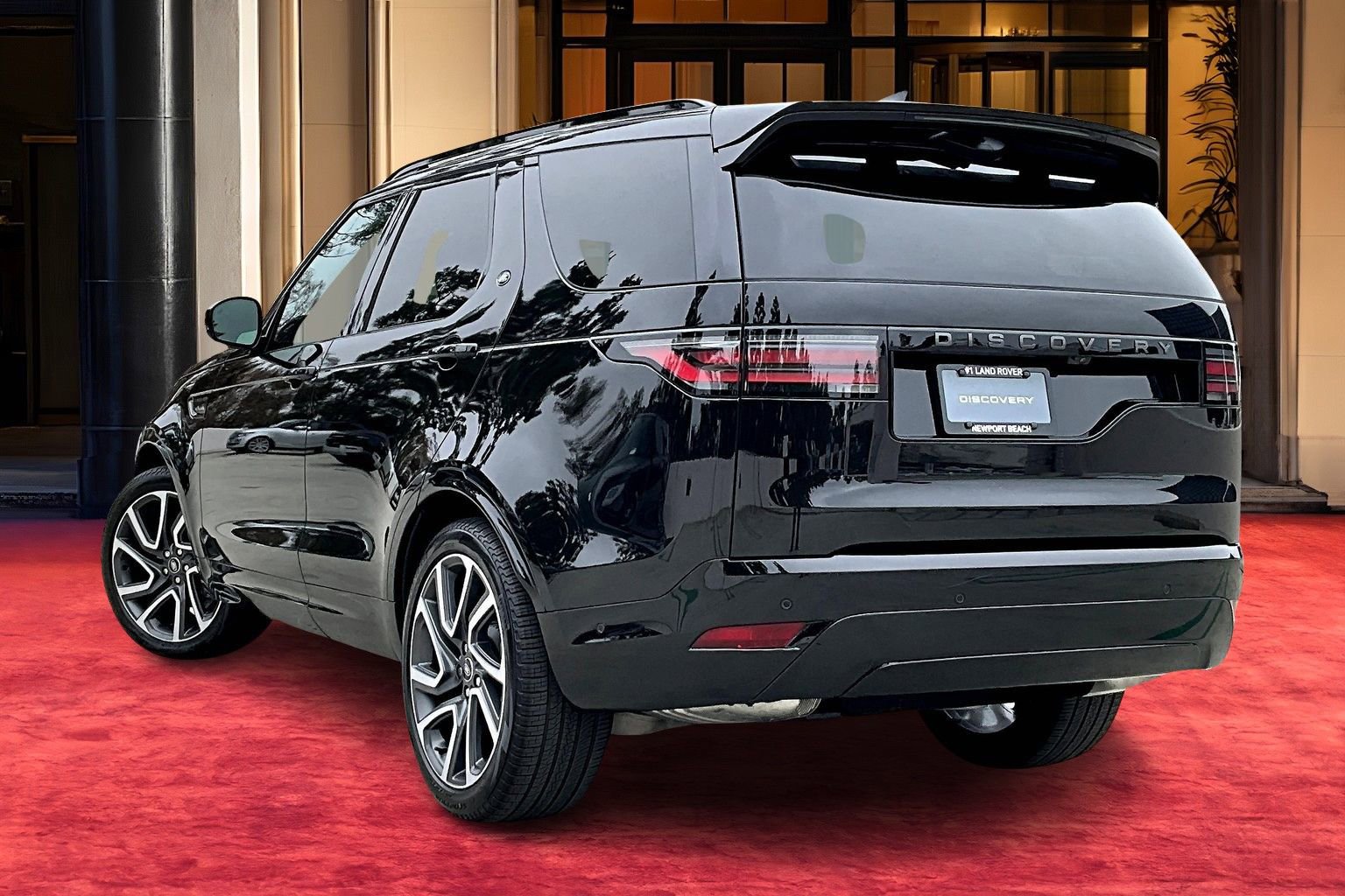 2025 Land Rover Discovery P300 Dynamic SE photo 2