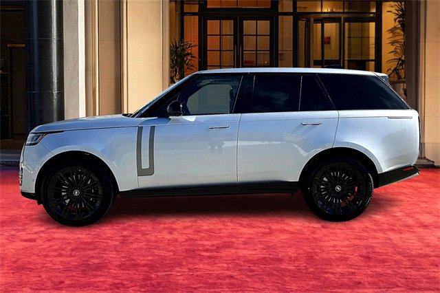2025 Land Rover Range Rover SE photo 3