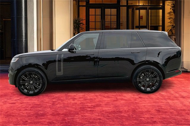 2025 Land Rover Range Rover SE photo 3
